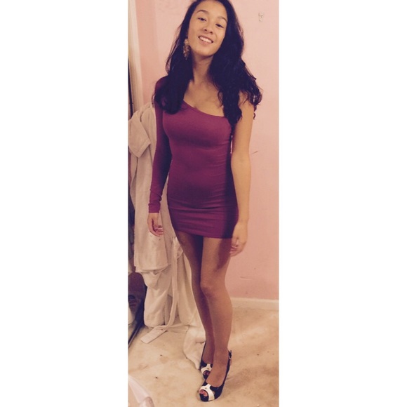 One sleeve dark magenta body con dress