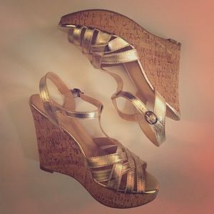FREE SHIPPING-Gold X-Appeal sandal wedges
