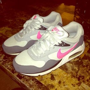 Nike Air 7.5 in women's