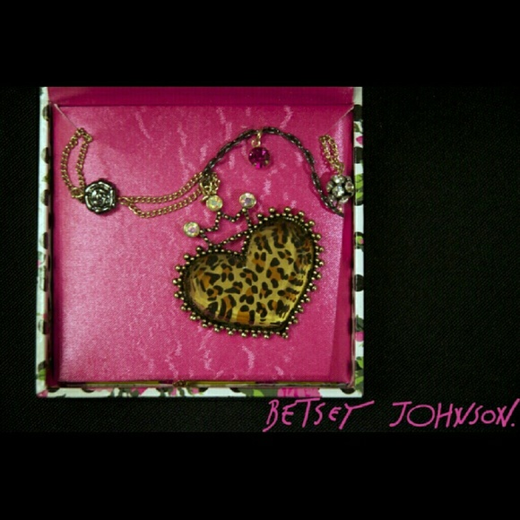 NWT Betsey Johnson Heart Necklace