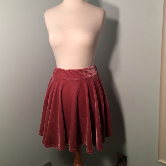 🎀 Rose Velvet Skater Skirt 🎀
