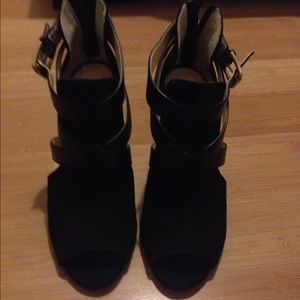 BLACK ISOLA HEELS