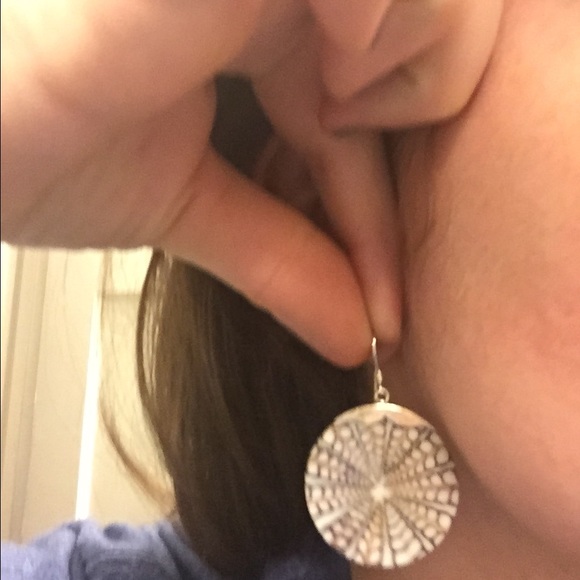 Sterling silver shell earrings - Picture 4 of 4
