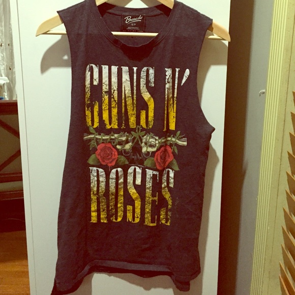 HOST PICK 💜 6/8 Gun and roses muscle tee🌹