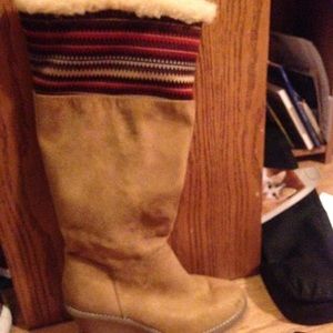 Super cute boots that I never wore ☺️