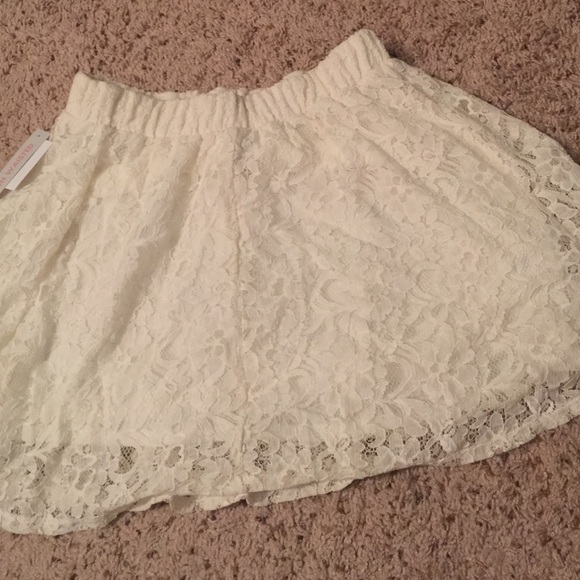 Lace skirt - Picture 2 of 2