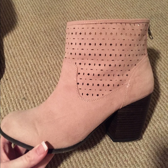 Super cute bootie - Picture 2 of 3