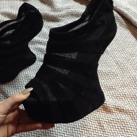 Black wedged heels - Picture 1 of 3