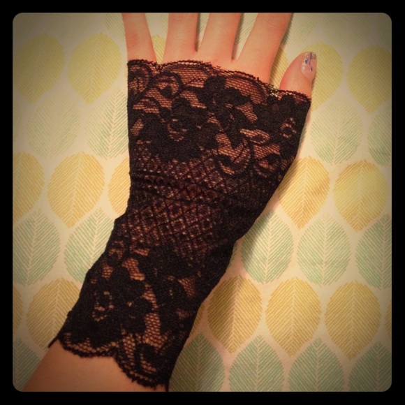 ❌SOLD IN BUNDLE❌Lace hand covers fingerlesss - Picture 1 of 4