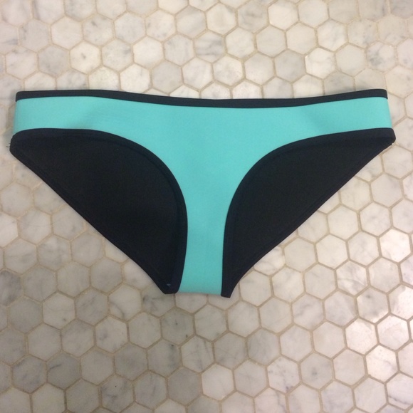 Triangl Bikini - Picture 2 of 4