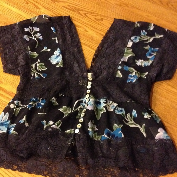 2 flowered lace shirts