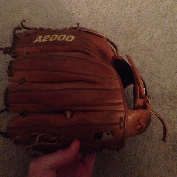 Wilson A2000 baseball glove. 11.75 inches RHT - Picture 3 of 4