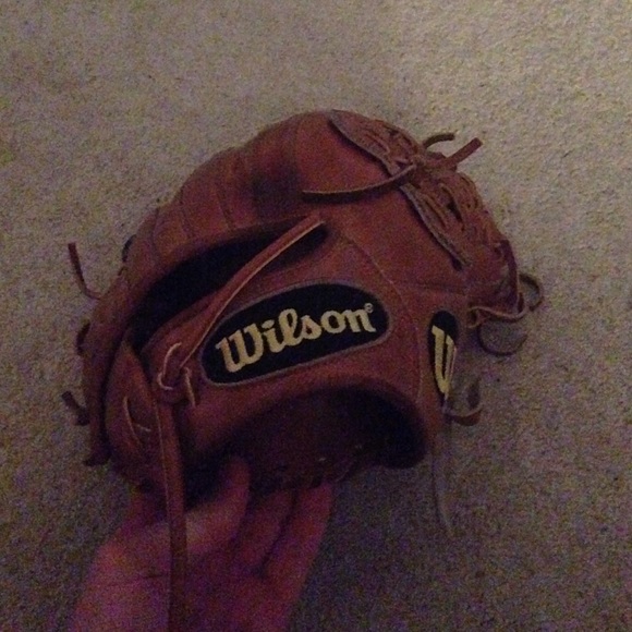 Wilson A2000 baseball glove. 11.75 inches RHT - Picture 4 of 4