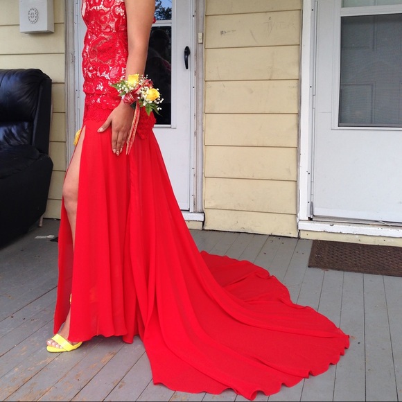 Beautiful Red laced prom dress - Picture 2 of 4