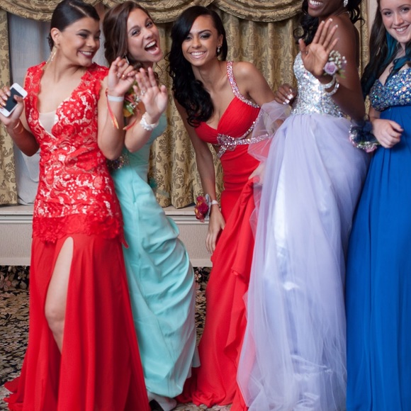 Beautiful Red laced prom dress - Picture 3 of 4