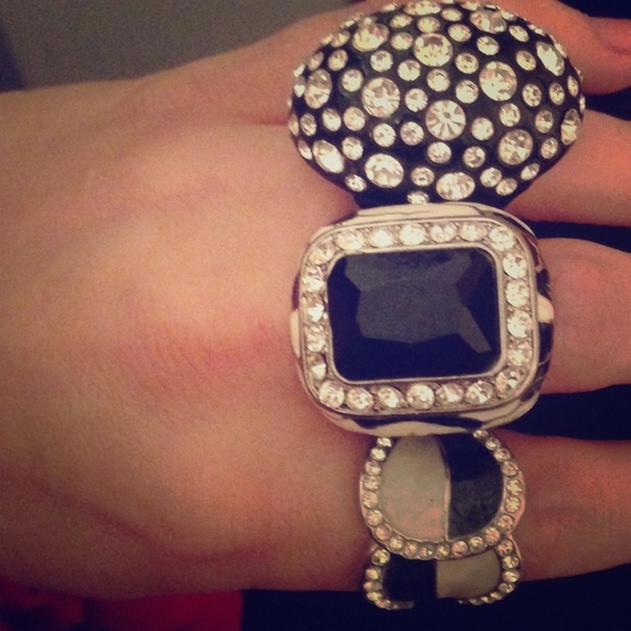 Bundle of black and white rings