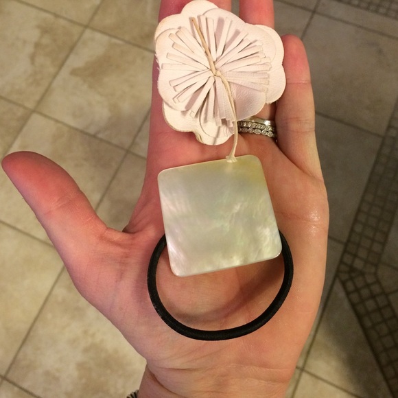 2 decorative hair ties