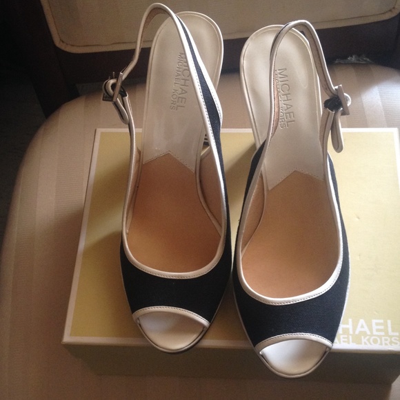 Michael Kors blk linen leather sling backs.