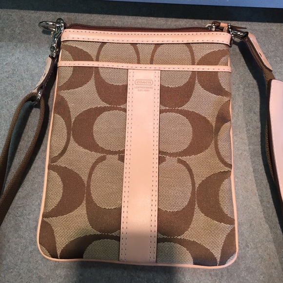 Coach Handbags - Coach Signature Sutton Swingpack Bag