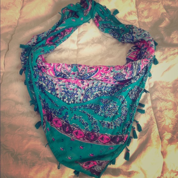 American Eagle floral scarf 😍