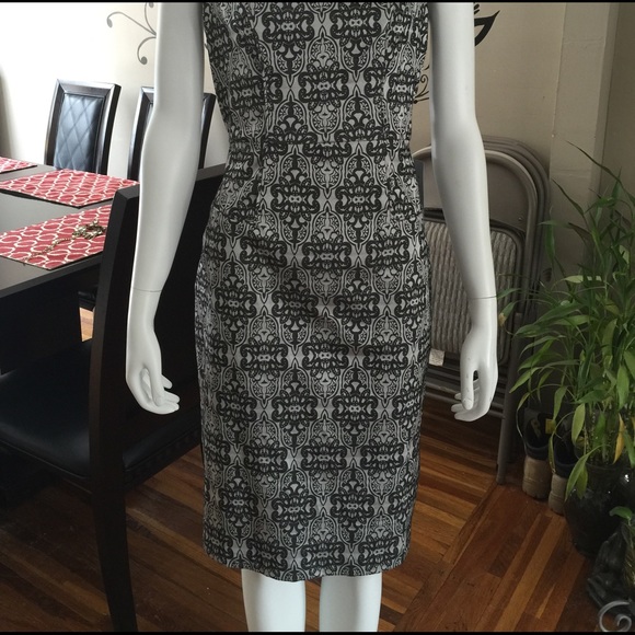 Form fitting elegant dress - Picture 2 of 3