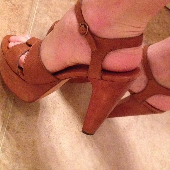((ON HOLD))MK tan heels - great condition!