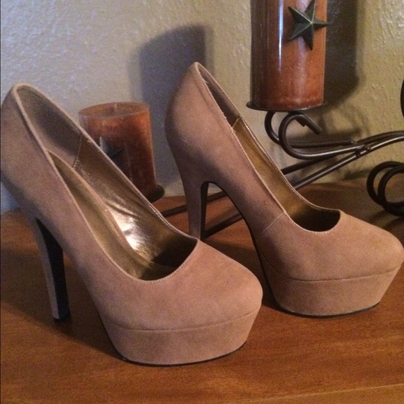 *** SOLD ***.   High heel pumps
