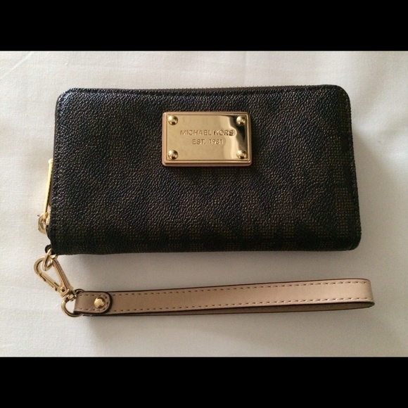 Michael Kors Clutches & Wallets - Michael Kors Signature Multi Function Wristlet