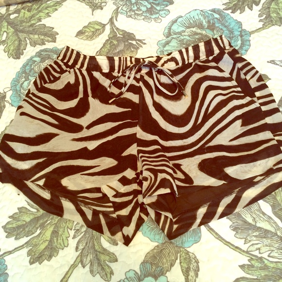 Super cute MK shorts with pockets