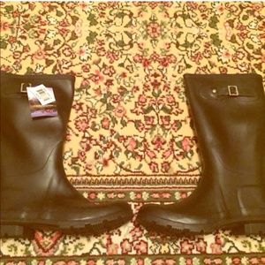 Rain boots NWT.  PLEASE BUY
