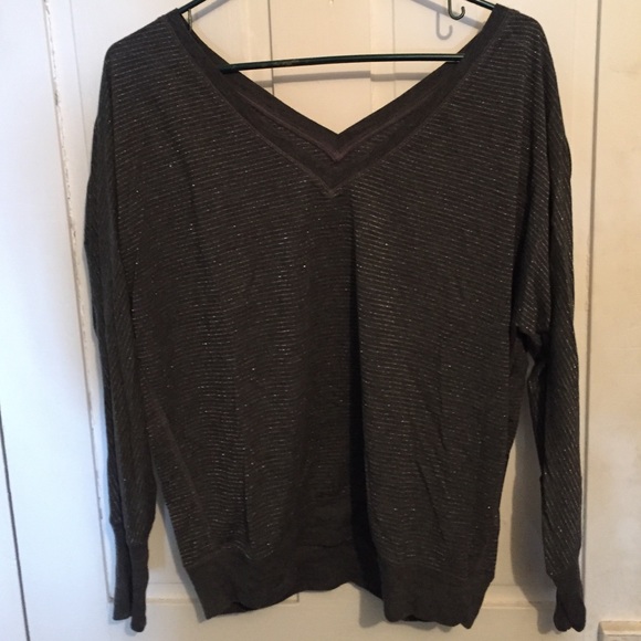 V-neck long sleeved shirt