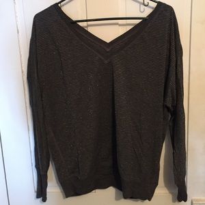 V-neck long sleeved shirt