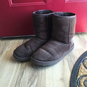 UGGS- Short Brown, size 10