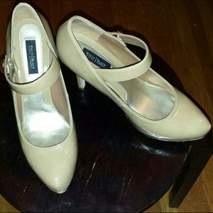 White House Black Market nude pumps