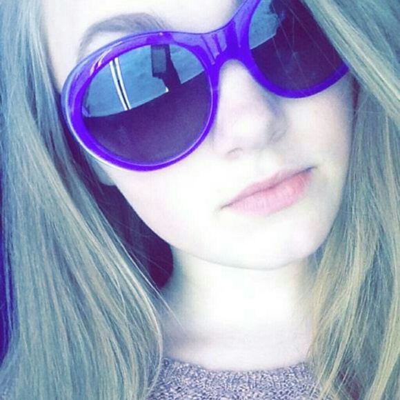 Cute purple dolce & gabbana sunglasses.