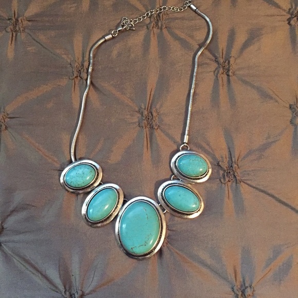 Jewelry - Turquoise stone necklace