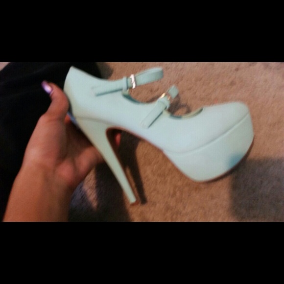 Mint blue pump