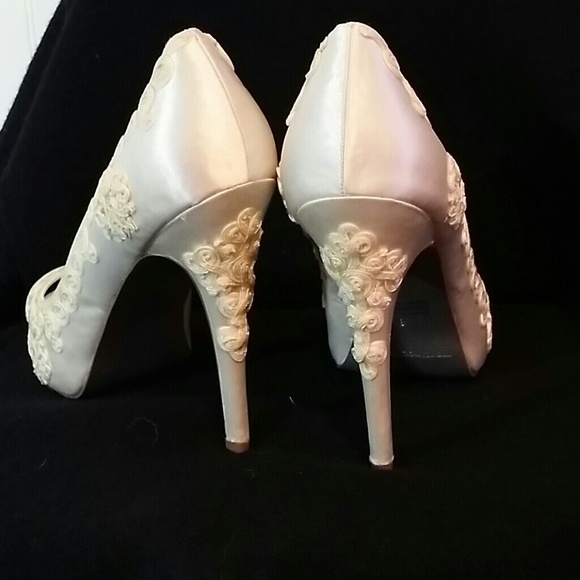 WEDDING OR PROM GORGEOUS PUMPS! PRICED TO SELL! - Picture 2 of 4