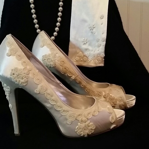 WEDDING OR PROM GORGEOUS PUMPS! PRICED TO SELL! - Picture 3 of 4