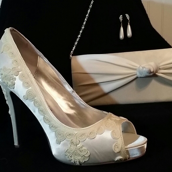 WEDDING OR PROM GORGEOUS PUMPS! PRICED TO SELL! - Picture 4 of 4