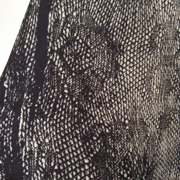 🌺SOLD🌺 H&M Snake Print Tank Top - Picture 2 of 2