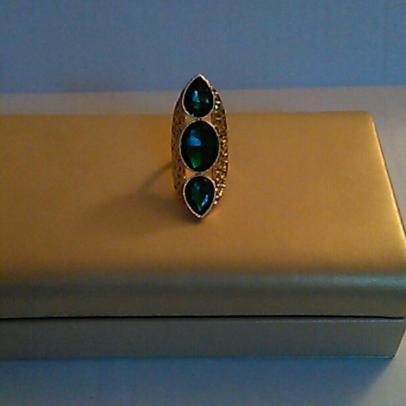Finger Ring with Emerald stones