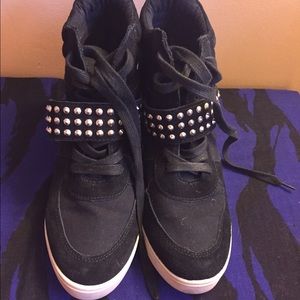 ✨✨*🆕 ADD* Steve Madden Wedge Shoe✨✨