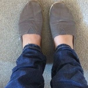 Grey toms