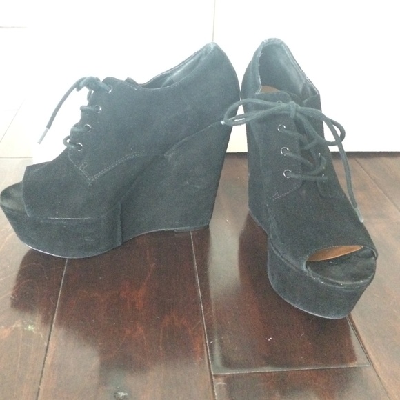 BLACK STEVE MADDEN WEDGES