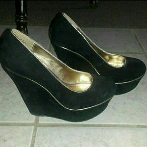 Black with gold lining wedges