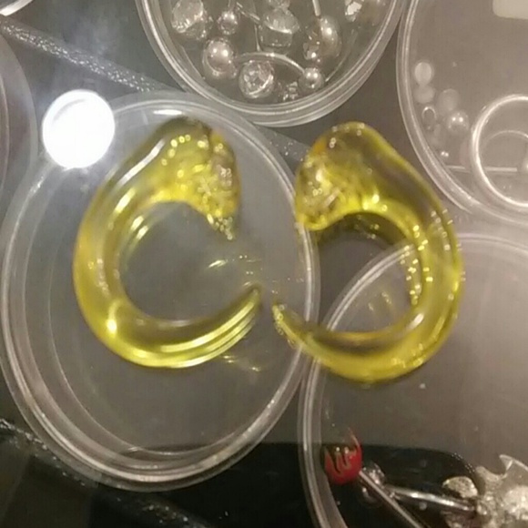 Neon yellow acrylic skulls size 2