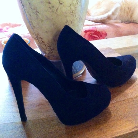 Black high heels from the Kardashian Kollection