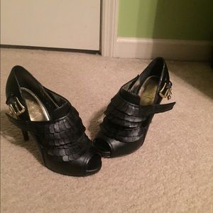 Black pumps