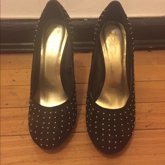 F21 black heels with faux suede and gold studs - Picture 2 of 3